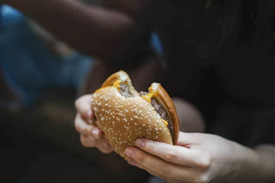 Conheça 10 alimentos que ajudam a dormir melhor 13 hamburger fast food