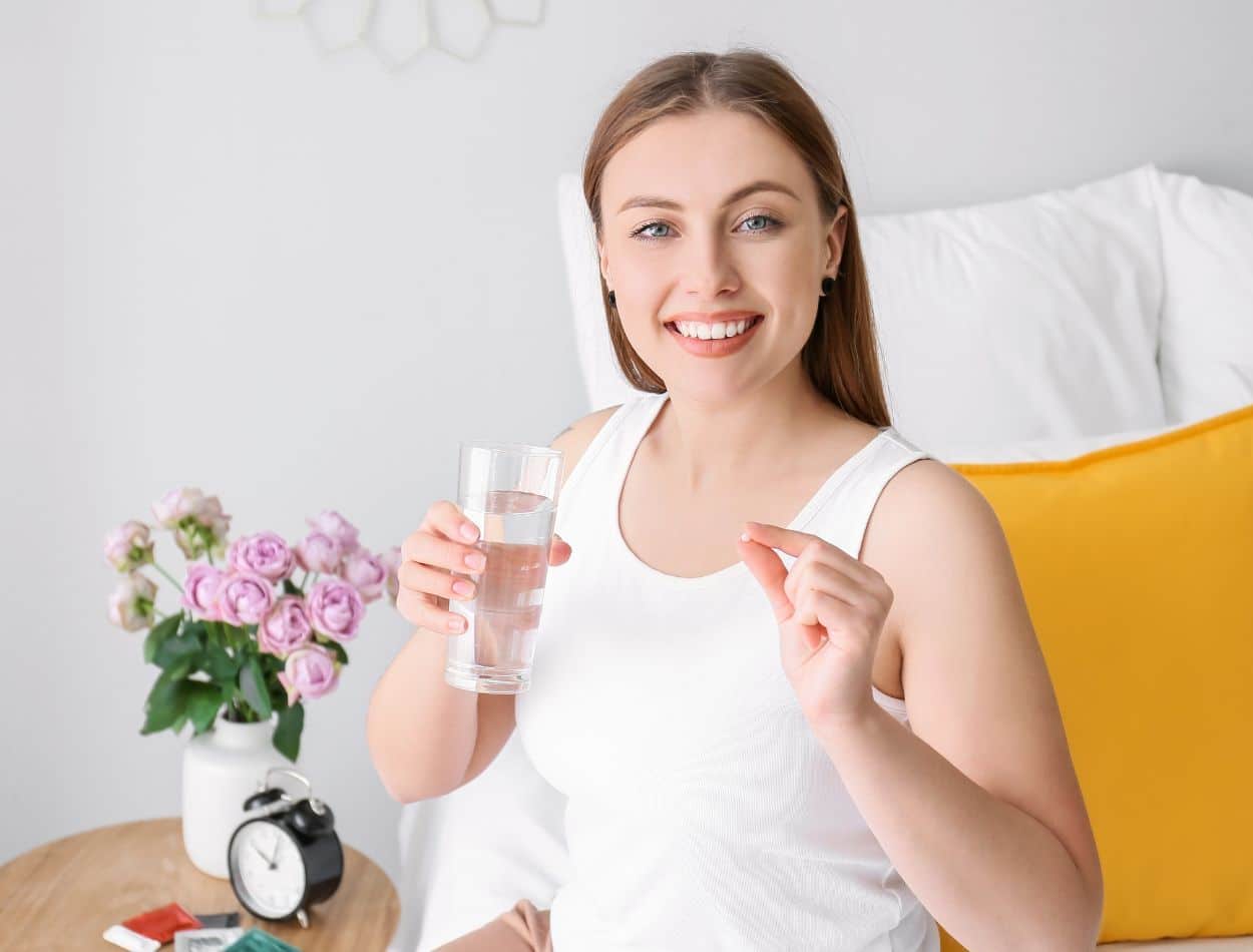 O que são Suplementos Alimentares? Saiba como usar corretamente 1 Mulher fazendo uso de suplemento alimentar.