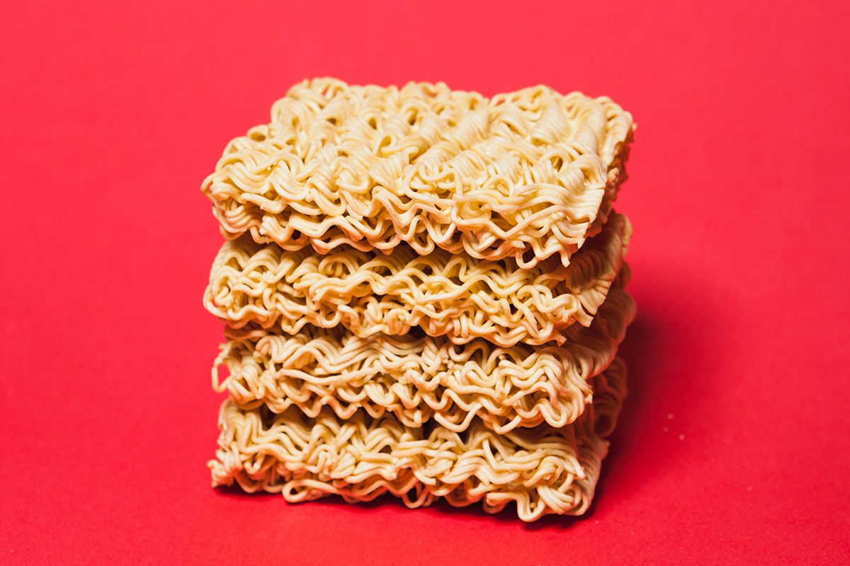 Dieta DASH: saiba como fazer, seus benefícios, cardápio e receitas 2 Macarrão Instantâneo não entra na dieta dash.