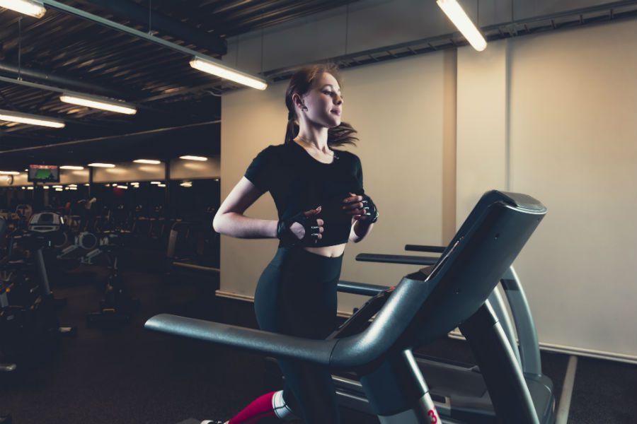 Correr na esteira: confira dicas para para emagrecer em segurança 2 correr na esteira perde barriga