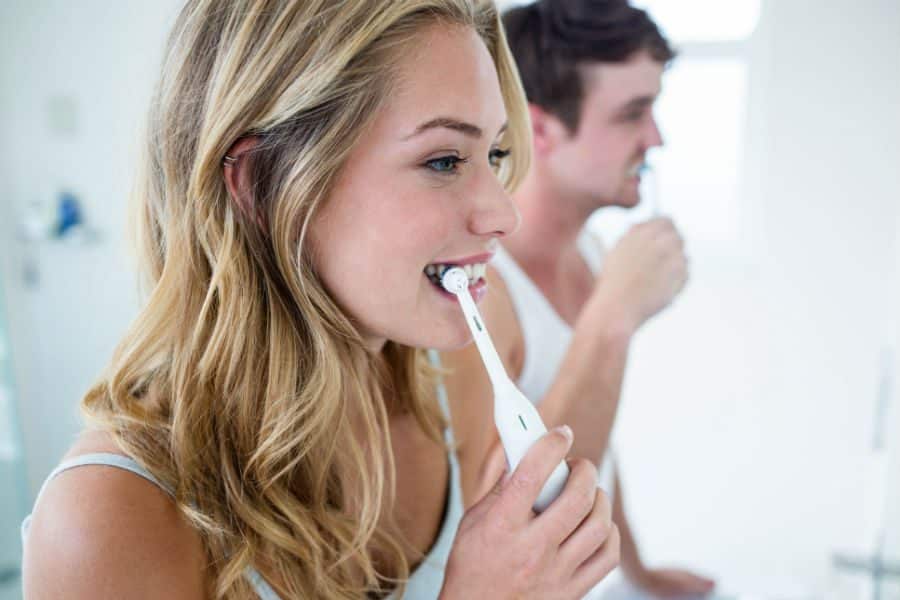 Escova de Dente Elétrica é Melhor? Saiba Qual a Diferença 1 escova de dente elétrica é melhor