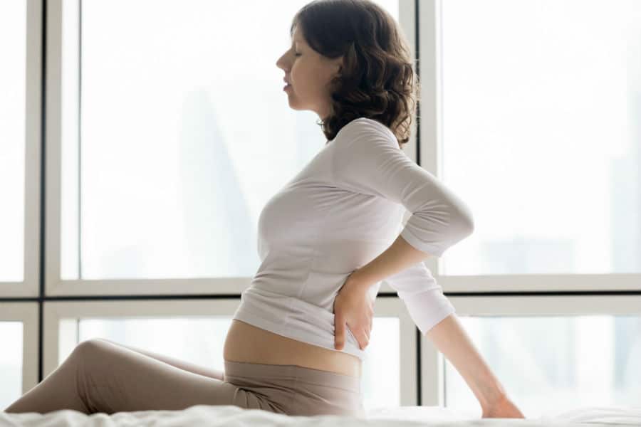 Cinta Pós-Parto: Afinal, pode ou não pode usar? 3 Gestante com dor nas costas