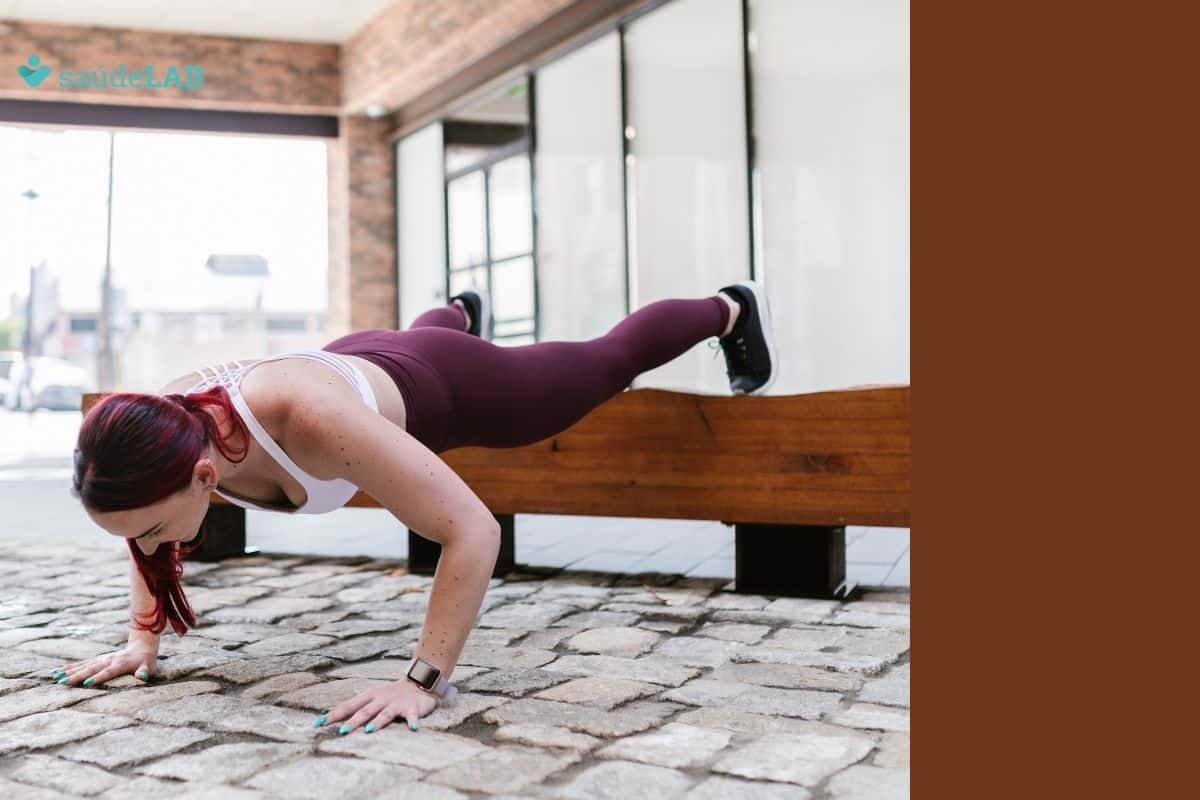 Calistenia: o que é, benefícios, exercícios e como treinar 1 Mulher praticando calistenia.