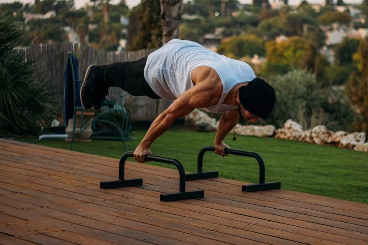 Calistenia: o que é, benefícios, exercícios e como treinar 2 exercicíos calistênicos