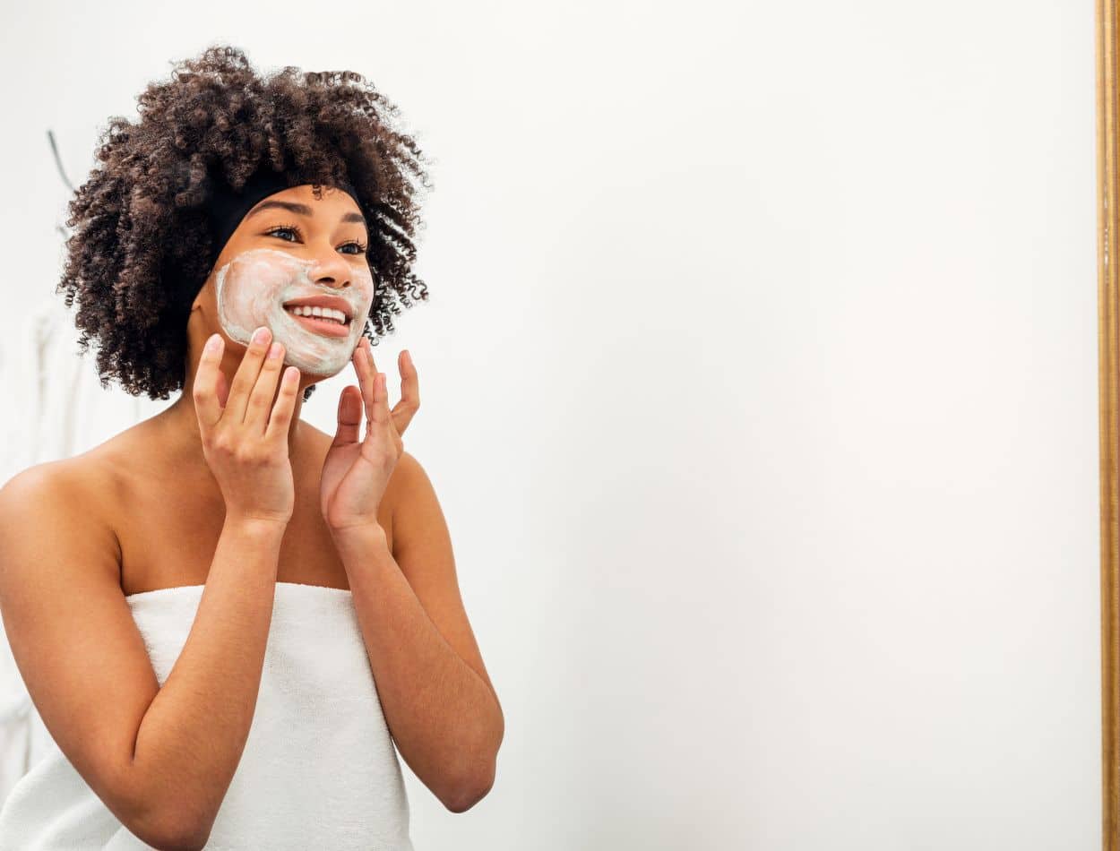 Como fazer esfoliante de pele caseiro? Confira estas 5 dicas que separamos para você 1 Mulher passando esfoliante no rosto