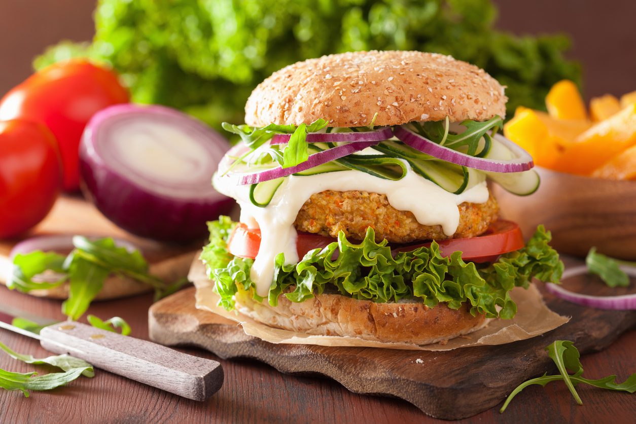 2 opções de hambúrguer vegano para você fazer agora mesmo; veja receitas 1 2 opções de hambúrguer vegano para você fazer agora mesmo; veja receitas