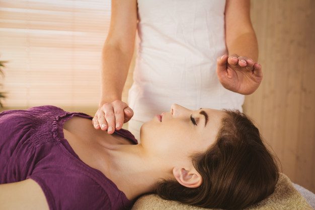 O que é Reiki e como ele funciona? Quais são os seus princípios e significados? 1 o que é reiki