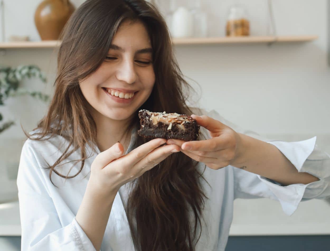 Sobremesas saudáveis: confira 3 receitas fáceis, deliciosas e que fazem bem 1 mulher comendo sobremesas saudáveis.