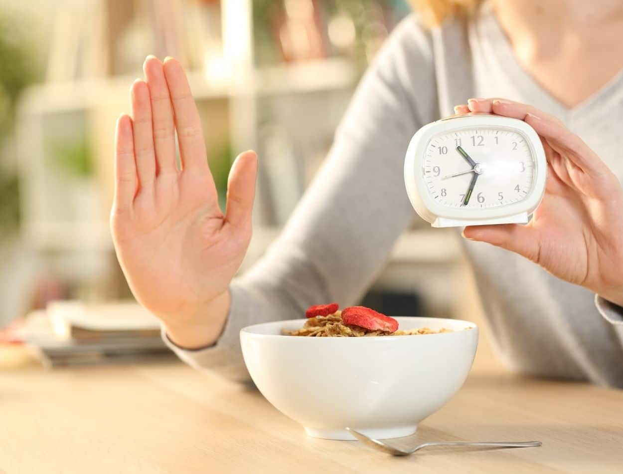 Como enganar a fome no jejum intermitente sem perder resultados? Confira essas dicas! 1 Como enganar a fome no jejum intermitente? Confira essas dicas!