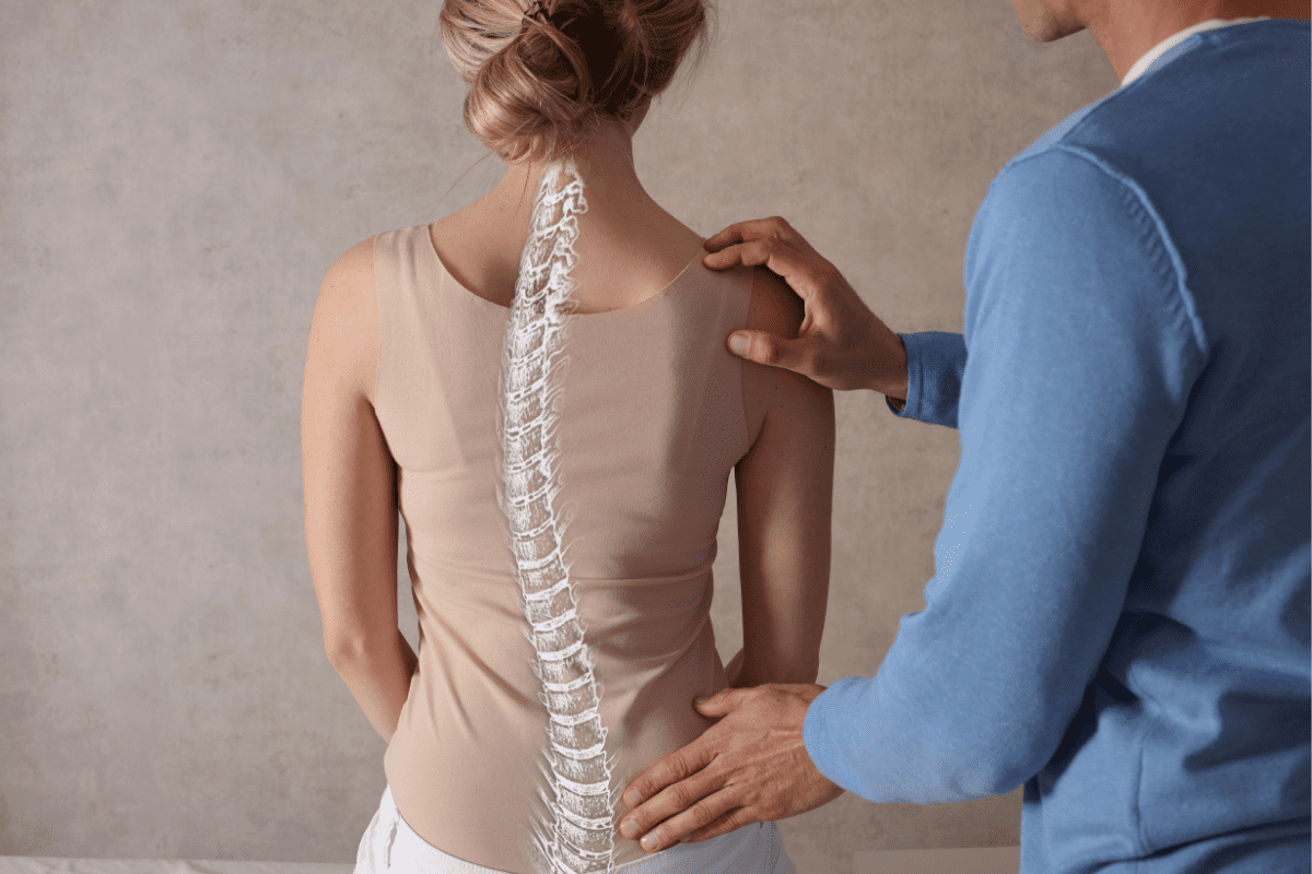 4 exercícios para quem tem escoliose; faça em casa mesmo 1 Exercícios para quem tem escoliose