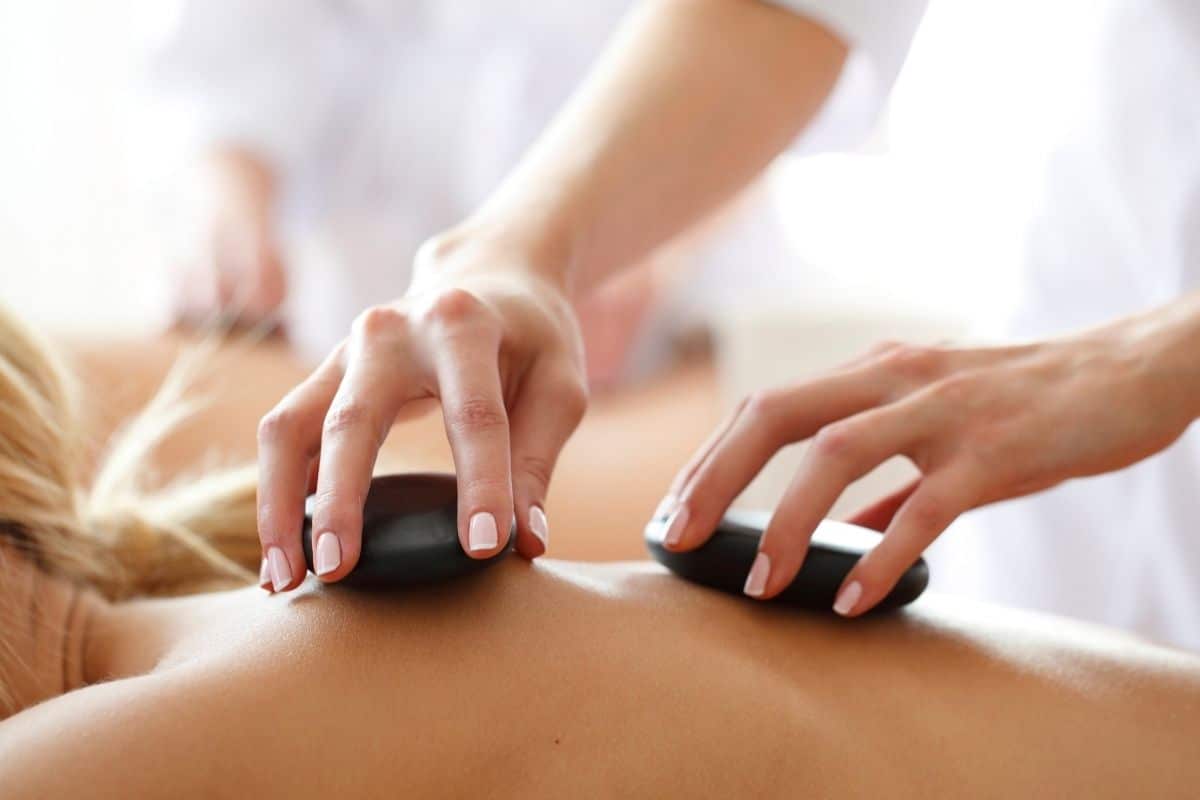 Massagem com pedras quentes e seus benefícios (1)