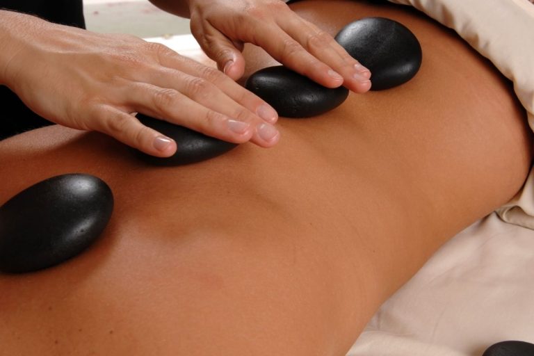 Conheça todos os benefícios da massagem com pedras quentes 1 Massagem com pedras quentes e seus benefícios
