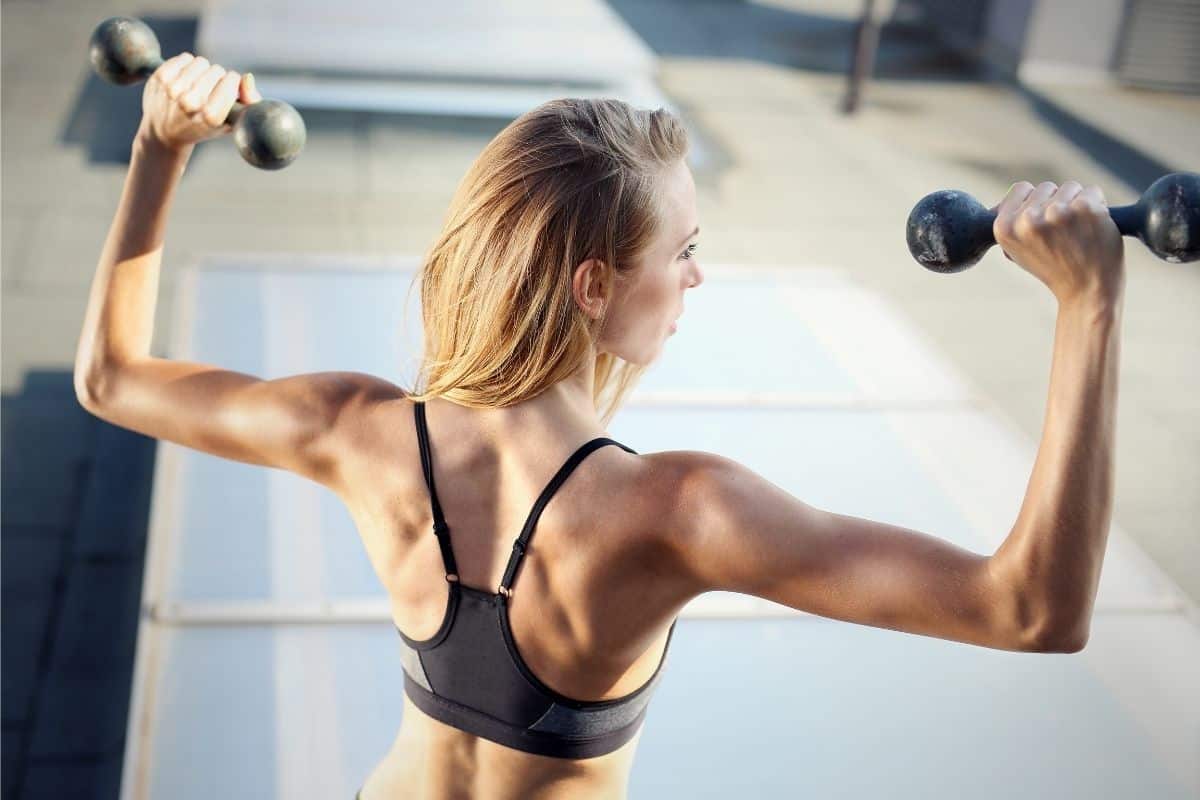 Melhores exercícios para ombro: veja como potencializar resultados 1 fazendo exercícios para ombros