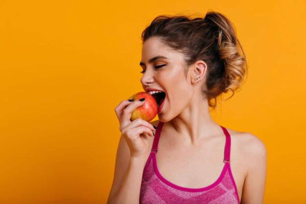 Qual o melhor horário para comer maçã? Benefícios e dicas para consumir corretamente 1 maçã