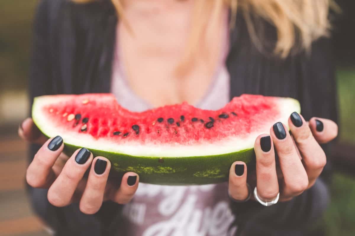 Melancia tem ação anti-inflamatória? São 10 motivos para consumir gastando pouco 2 mulher segura melancia e descobre benefícios da melancia