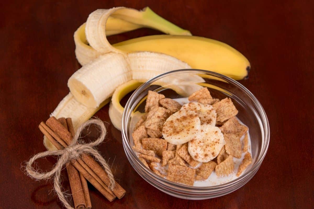 Banana com aveia e canela; por que essa combinação é poderosa? 1 banana com aveia e canela 1 canva