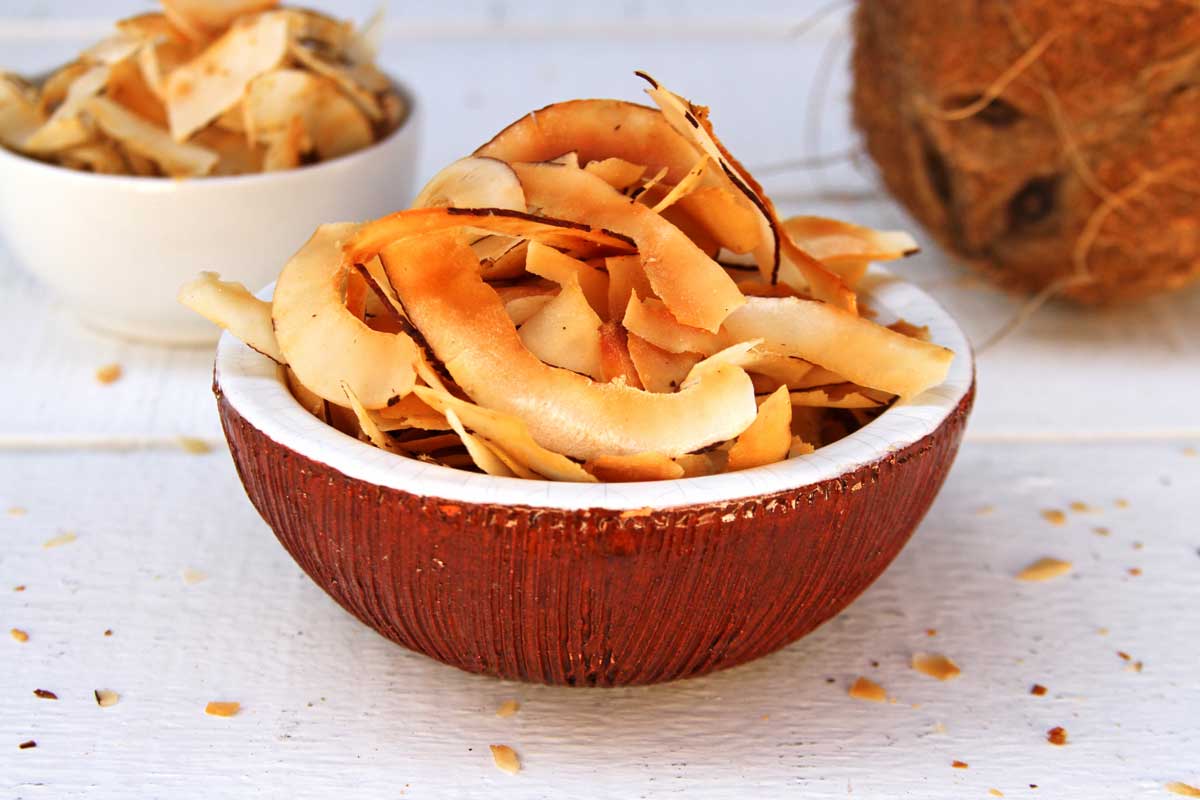 Chips de coco: veja como preparar o petisco perfeito que dá água na boca 1 chips de coco
