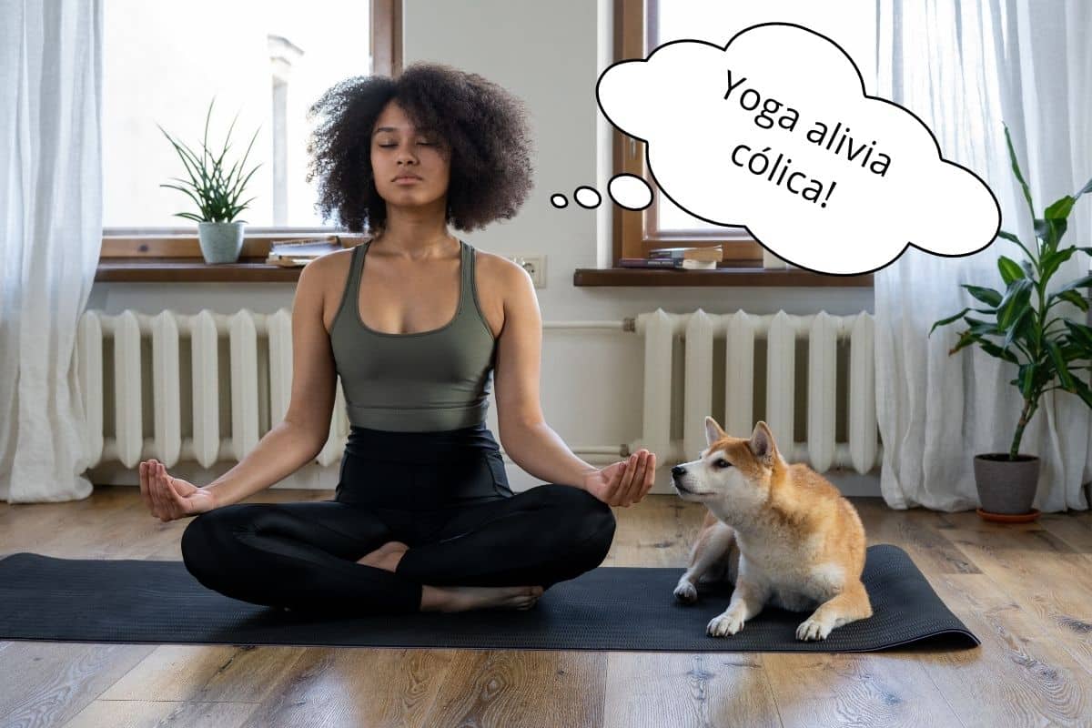 Veja como treinar para melhorar a cólica menstrual e se surpreenda 2 mulher fazendo yoga para melhorar cólica menstrual