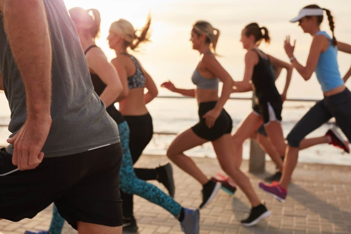 Corrida de rua: veja os benefícios e o que você precisa pra começar 2 pessoas correndo