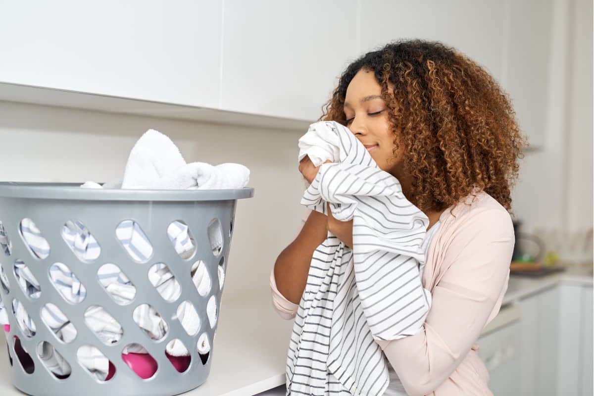 É necessário desinfetar roupas compradas em brechó? Veja truques que resolvem 2 desinfetar roupas