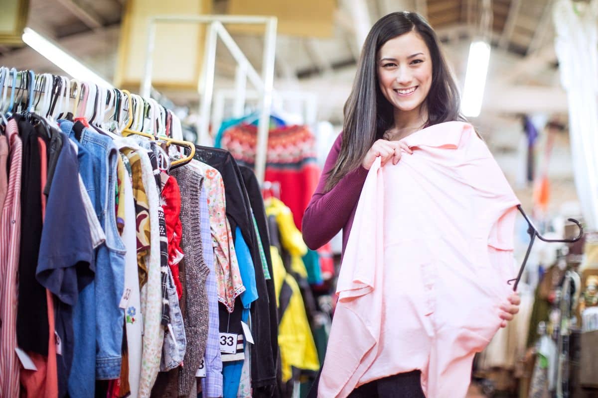 É necessário desinfetar roupas compradas em brechó? Veja truques que resolvem 1 desinfetar roupas