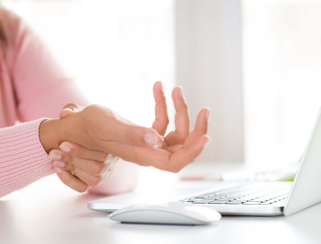 Ergonomia em casa; saiba mais sobre esse assunto que ganhou destaque no home office 5 Tendinite