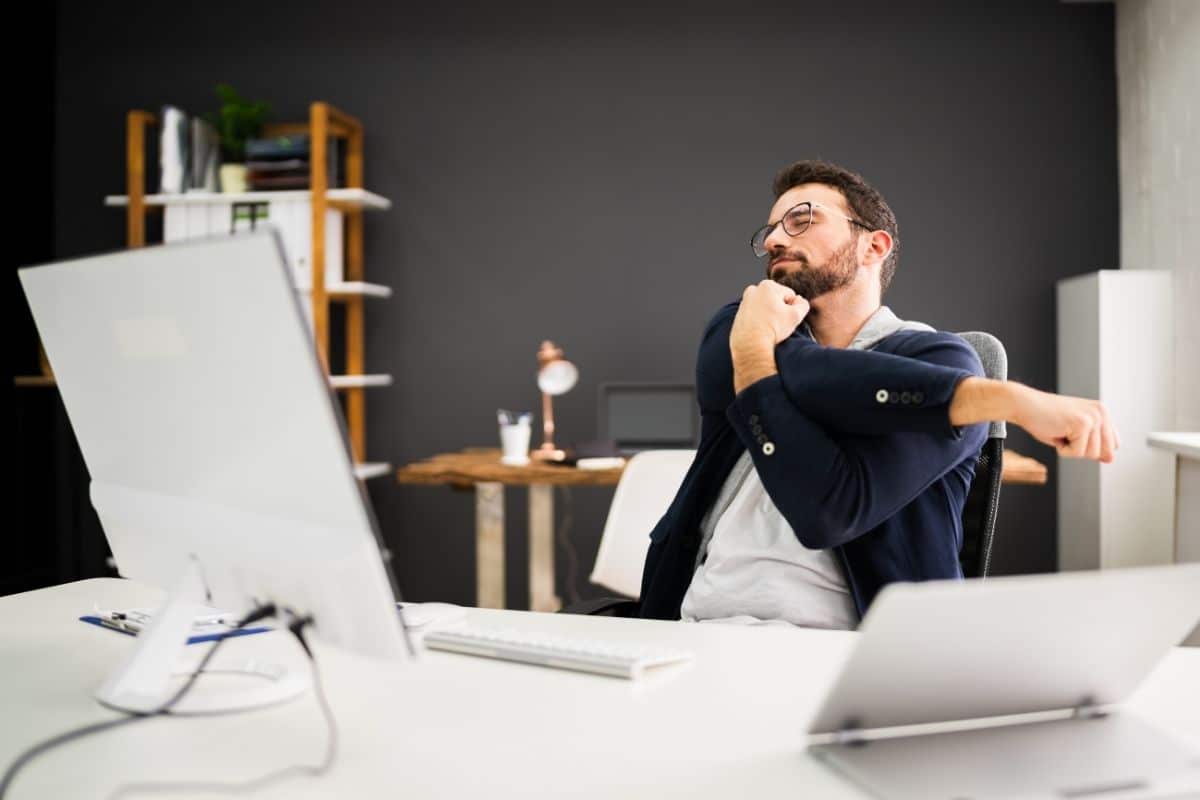 Conheça agora 5 exercícios para fazer sentado e ter mais disposição no seu dia 1 homem aprende exercícios para fazer sentado