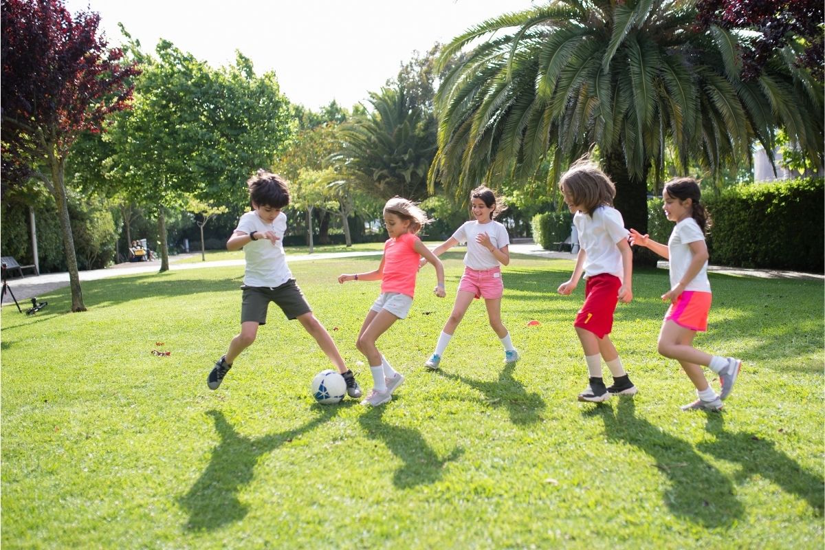 Jogar futebol emagrece? Veja os benefícios para o corpo 3 crianças jogando bola