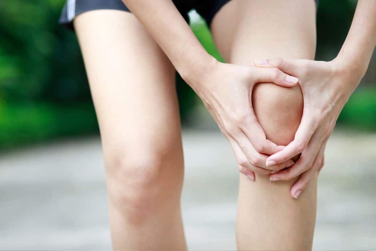 Joelho estalando te incomoda? Veja quais exercícios você deve evitar 1 joelho estalando