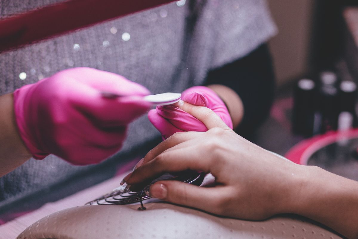 Fique alerta com 5 cuidados essenciais ao frequentar a manicure 2 fazer unha com manicure