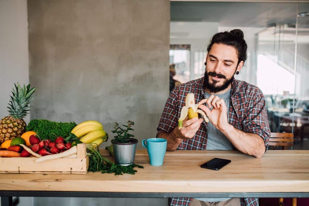 Saiba o que comer na janta para ganhar massa muscular e mude seus hábitos para a hipertrofia 2 comer banana