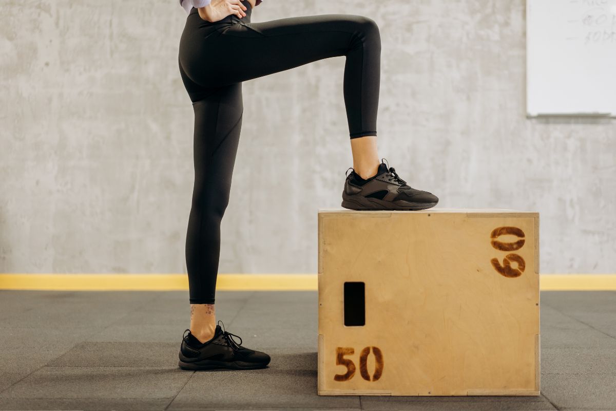 Veja como avaliar a sua flexibilidade com o teste de alcance. Fonte: Canva. testes de aptidão