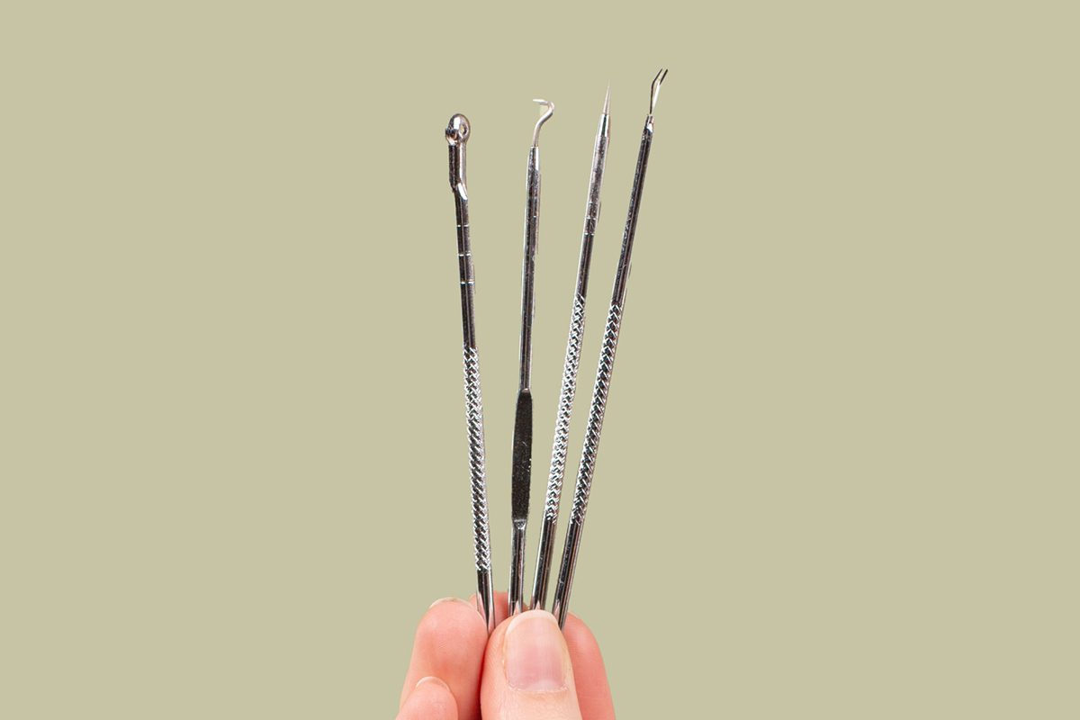 Evite problemas! Saiba quais os riscos de usar extrator de cravos e espinhas sem higienizá-los corretamente 1 Quais os riscos de usar extrator de cravos e espinhas sem higienizá-los corretamente? Veja como fazer