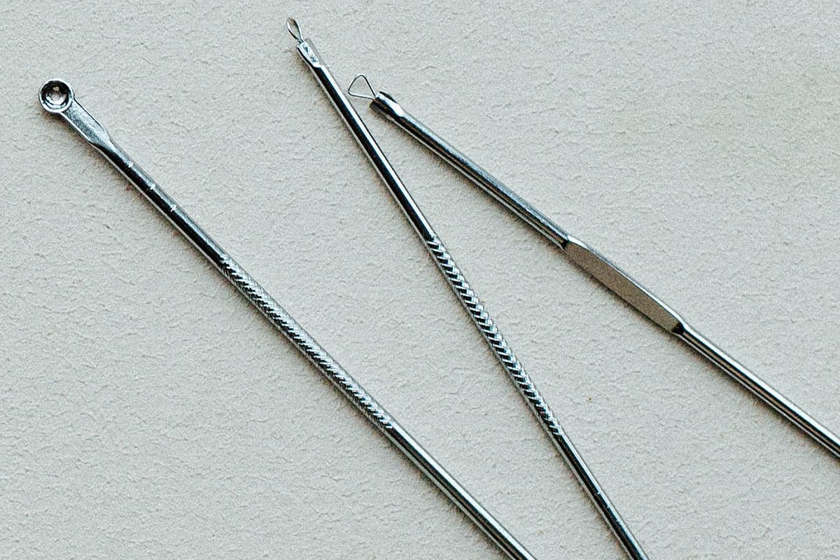 Evite problemas! Saiba quais os riscos de usar extrator de cravos e espinhas sem higienizá-los corretamente 2 Quais os riscos de usar extrator de cravos e espinhas sem higienizá-los corretamente? Veja como fazer