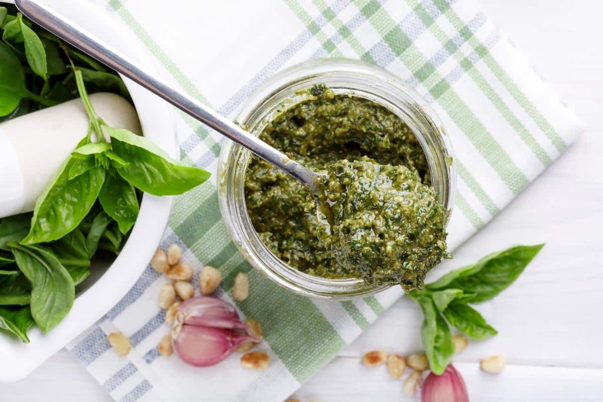 Tempero pronto natural com cebolinha verde; acompanhe esse passo a passo muito simples 2 Tempero pronto natural com cebolinha verde no vidro