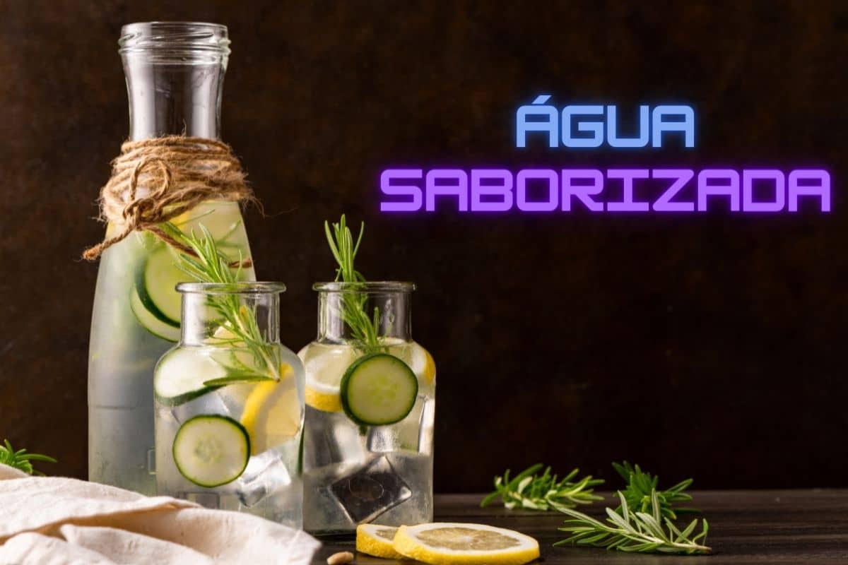 Água saborizada: veja 5 cuidados essenciais para o preparo seguro 1 garrafa com água saborizada