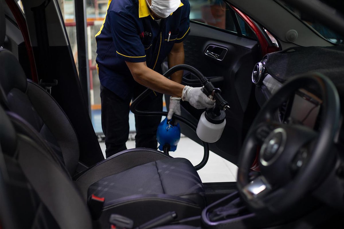 Como higienizar os bancos do carro corretamente? Aprenda fazer de maneira fácil 2 higienizar os bancos do carro comspray