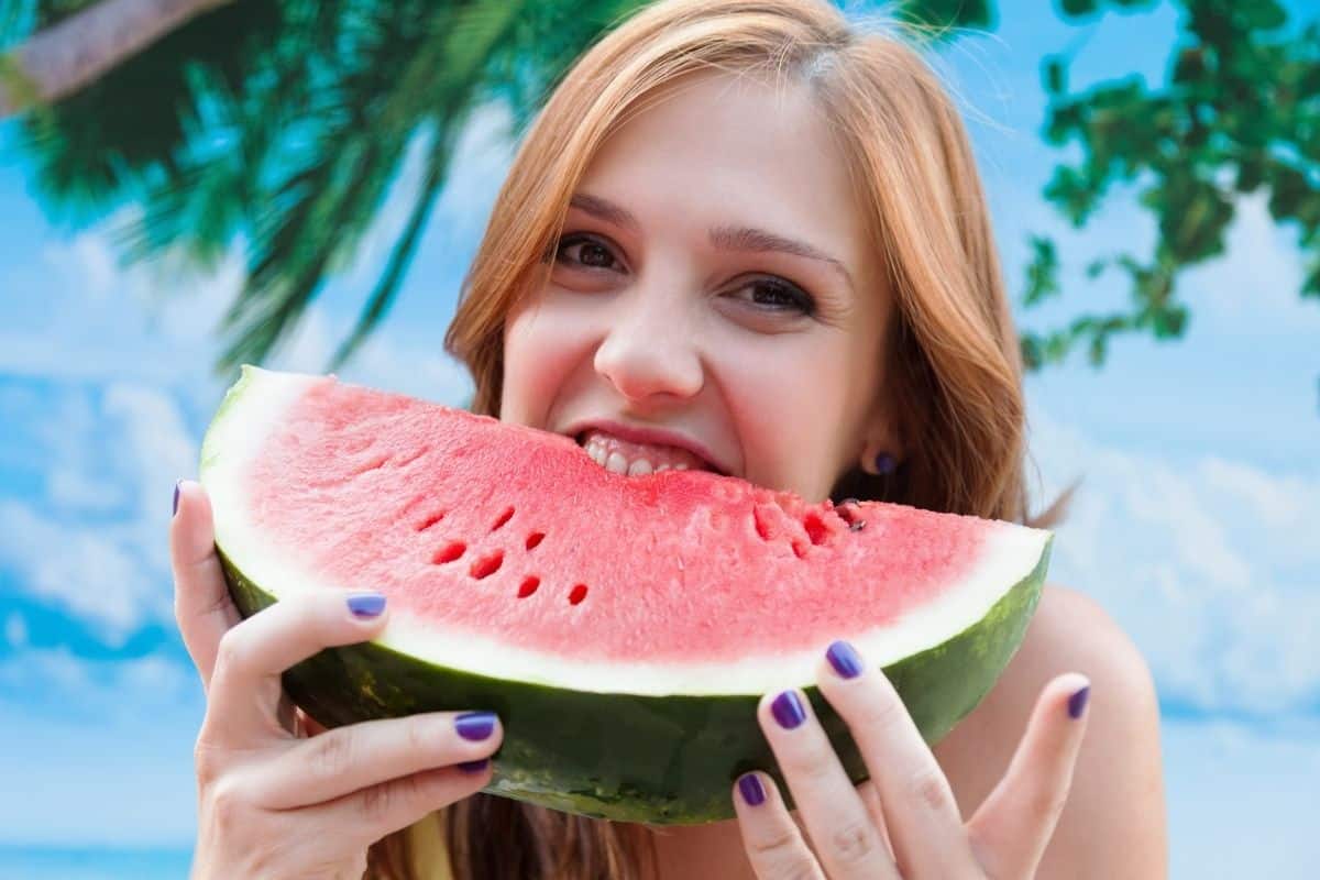 Melancia tem ação anti-inflamatória? São 10 motivos para consumir gastando pouco 1 mulher comendo e aproveitando os benefícios da melancia