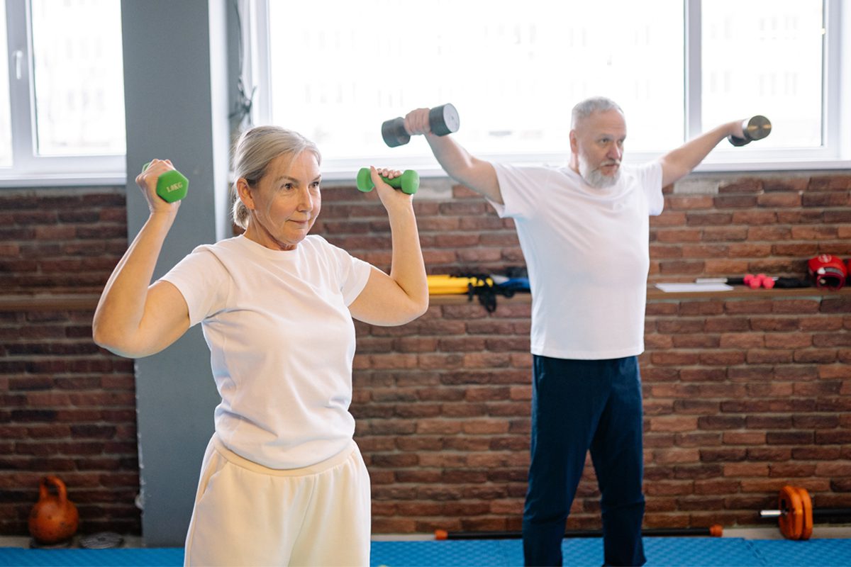 5 benefícios da musculação aos 50 anos para envelhecer com saúde 2 idosos sabem os benefícios da musculação