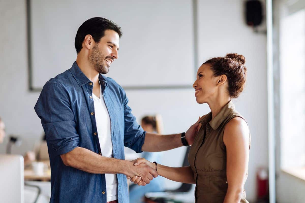 Como proceder quando o colega de trabalho tem CC? Aprenda abordar com elegância 1 conversa de colega de trabalho