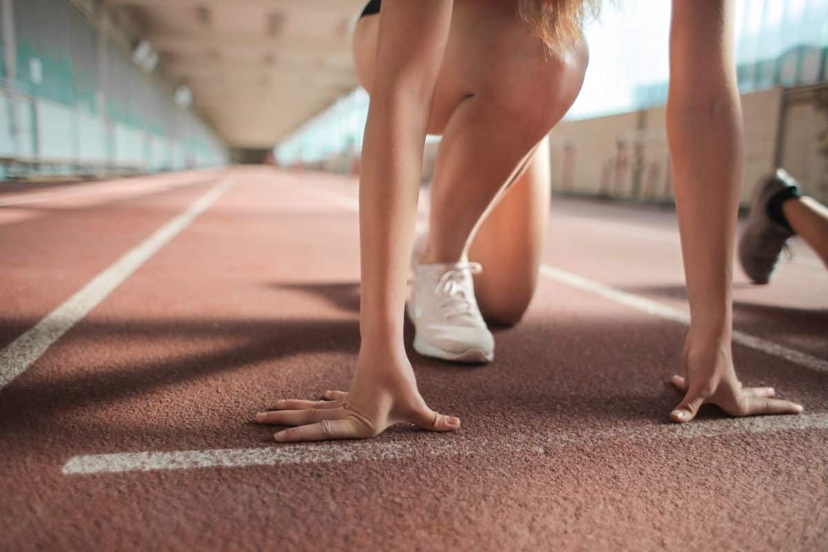 Quer começar a correr? Veja como se preparar e ter músculos resistentes 2 pessoa se preparando para começar a correr
