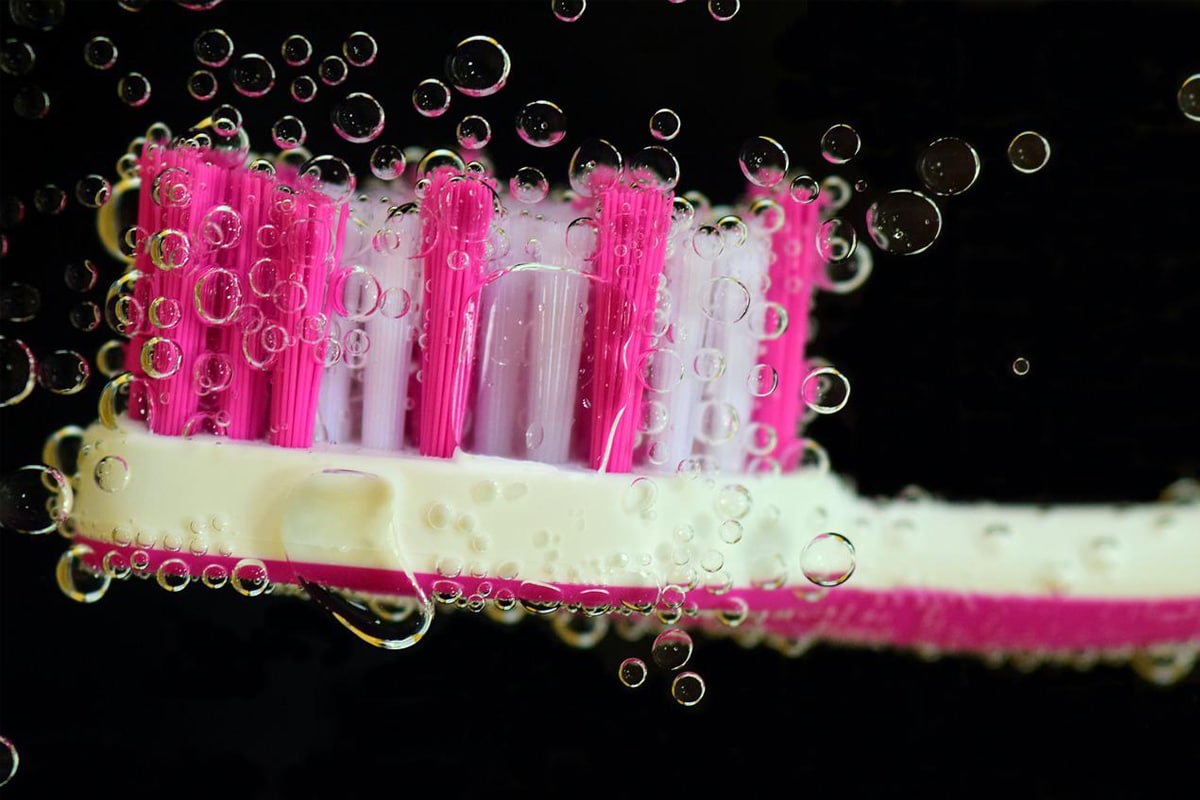 Você sabe higienizar sua escova de dentes corretamente? Veja o passo a passo 2 Como fazer limpeza profunda da escova de dentes