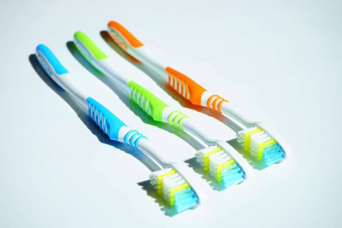 Você sabe higienizar sua escova de dentes corretamente? Veja o passo a passo 1 limpeza profunda da escova de dentes
