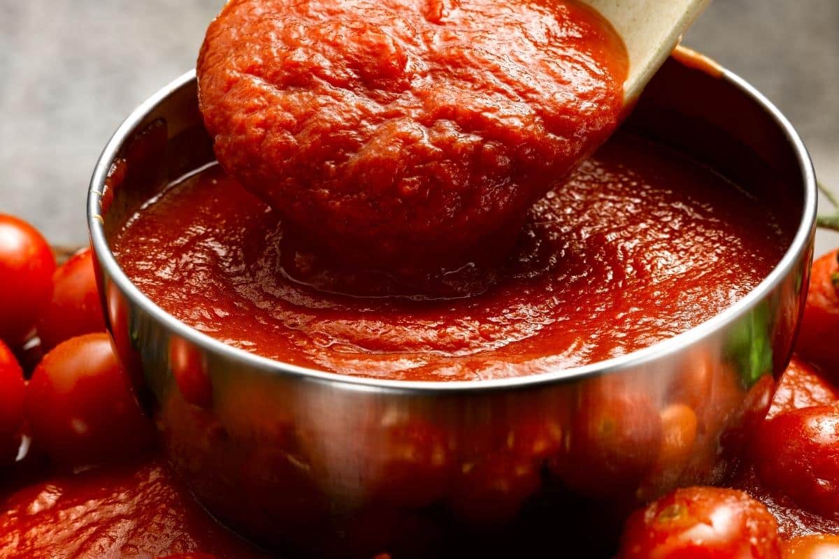 Confira 03 opções de extrato de tomate caseiro saudável que vão incrementar suas receitas sem sair da dieta 2 tigela com extrato de tomate caseiro