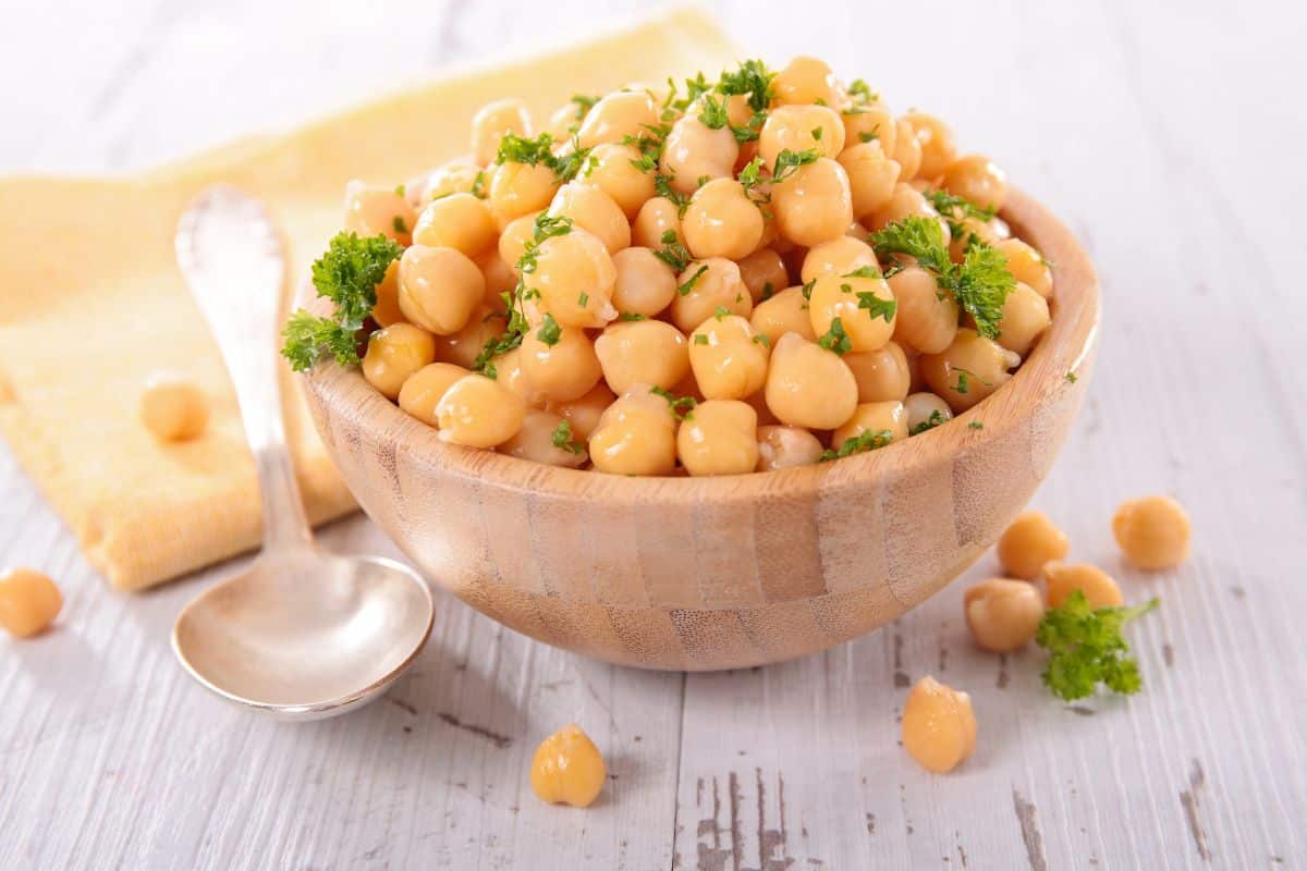 Grão de Bico é lowcarb? Conheça os seus benefícios e veja como preparar 1 salada de grão de bico