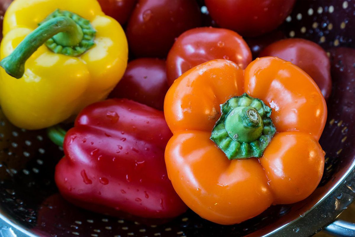 Qual a proporção de água sanitária para higienizar verduras? 2 água sanitária para higienizar verduras