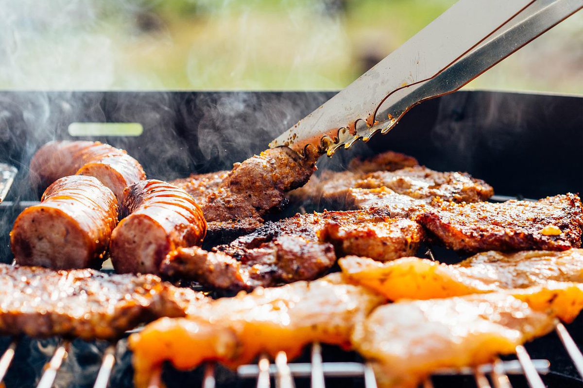 Gosta de um churrasquinho? Veja os cuidados essenciais ao manusear carne para churrasco 1 manusear carne para churrasco