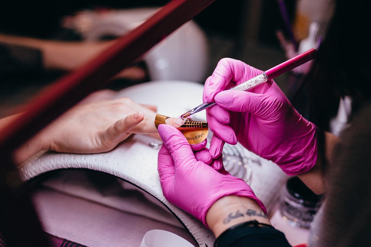 Como evitar a micose nas unhas (das mãos e pés)? Veja 5 cuidados indispensáveis 2 contrair micose nas unhas na manicure