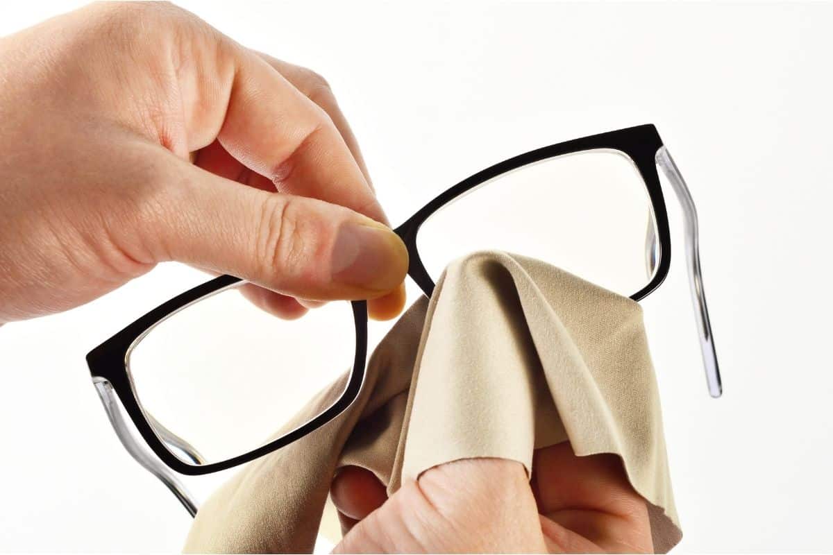 Chega de sufoco! Saiba a maneira ideal de higienizar seus óculos de grau 2 limpar óculos de grau