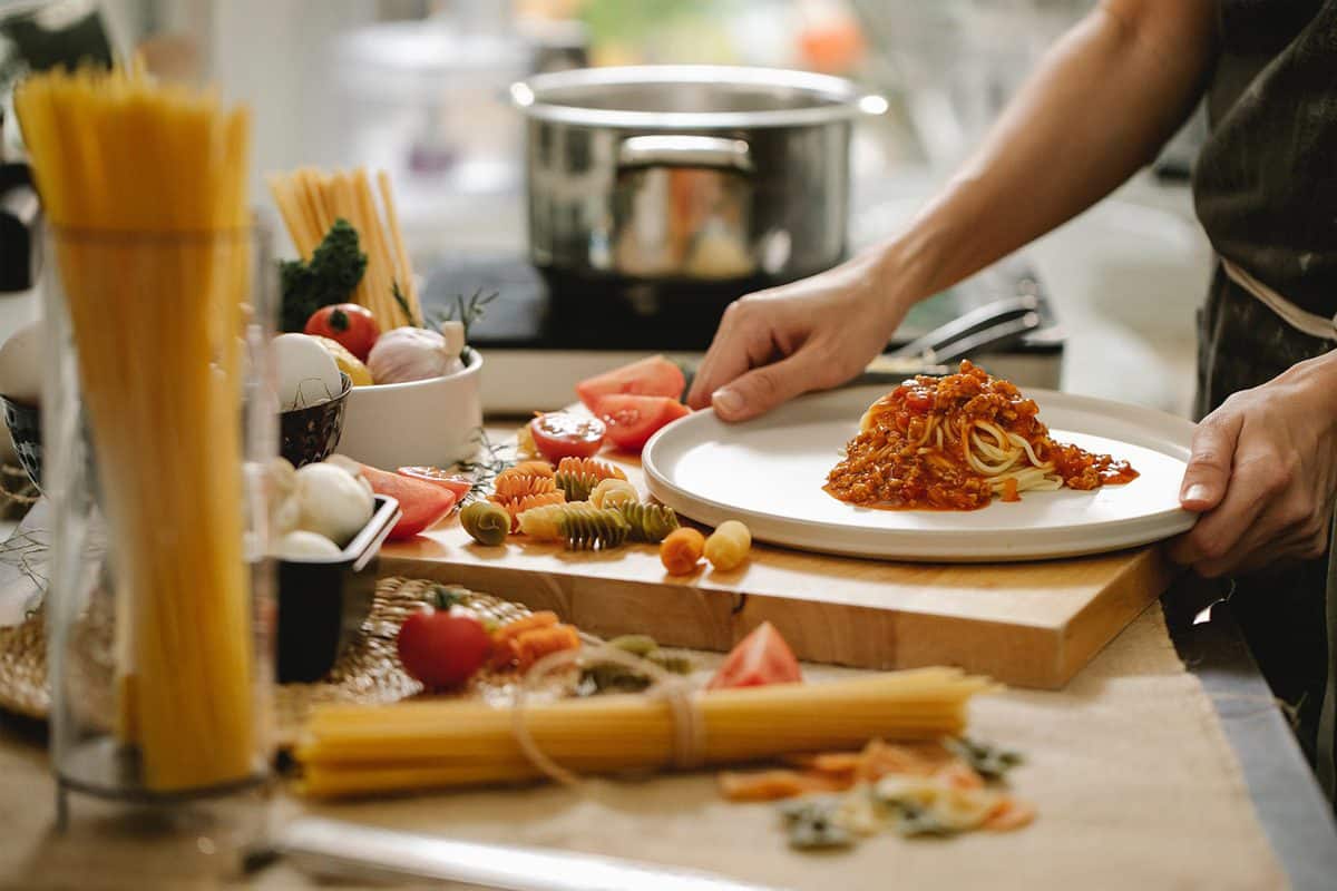 Fuja dos 05 erros ao preparar alimentos e proteja sua saúde sem hesitar 1 Pessoa aprendendo como preparar alimentos